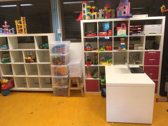 Foto van kasten met speelgoed in de Speelotheek op onze nieuwe locatie.