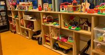 Foto van kast vol speelgoed in de Speelotheek Hoograven